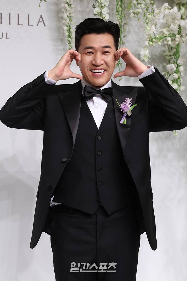 혼성그룹 코요태 김종민이 20일 오후 서울 중구 신라호텔 영빈관 에메랄드홀에서 열린 결혼식 /기자회견에 참석해 포즈를 취하고 있다. 서병수 기자 qudtn@edaily.co.kr /2025.04.20/