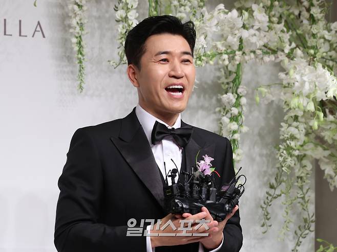 혼성그룹 코요태 김종민이 20일 오후 서울 중구 신라호텔 영빈관 에메랄드홀에서 열린 결혼식 /기자회견에 참석해 취재진과의 질의응답 시간을 갖고 있다. 서병수 기자 qudtn@edaily.co.kr /2025.04.20/