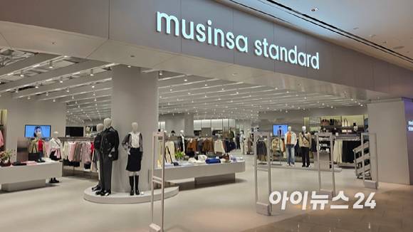무신사가 최근 비상 경영 체제를 선포했다. 사진은 자체 브랜드 '무신사 스탠다드' 오프라인 매장. [사진=진광찬 기자]