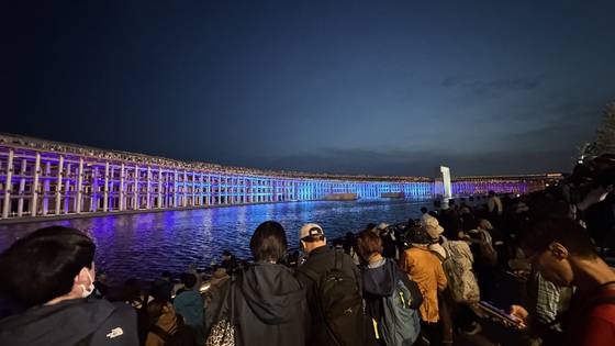 오사카 엑스포 '그랜드 링' 안 분수쇼를 기다리는 관람객들. 사진=정원석 특파원