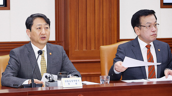 지난달 19일 정부서울청사에서 열린 국정현안 관계장관회의 겸 경제관계장관회의 겸 산업경쟁력강화관계장관 회의에서 발언하는 안덕근 산업통상자원부 장관. 오른쪽은 최상목 경제부총리 겸 기획재정부 장관. 연합뉴스