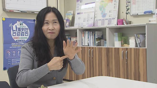 KBS 취재진과 인터뷰 중인 이금숙 씨.