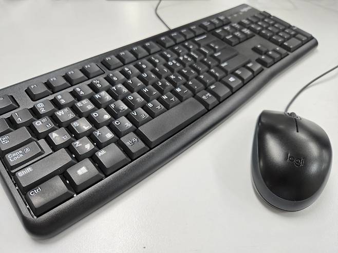 대한민국 직장인들의 손길이 가장 많이 닿는 로지텍 K120 키보드와 M110s 마우스. /최종석 기자