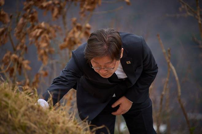 이재명 전 더불어민주당 대표가 4월 12일 경북 안동의 부모 선영에서 참배하고 있다. 사진=이재명 캠프