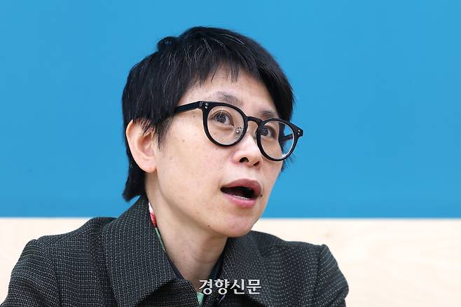 <서울 엄마들>의 저자인 조지은 옥스퍼드대학교 아시아·중동학부 교수가 지난달 28일 서울 중구 경향신문에서 인터뷰하고 있다. 한수빈 기자