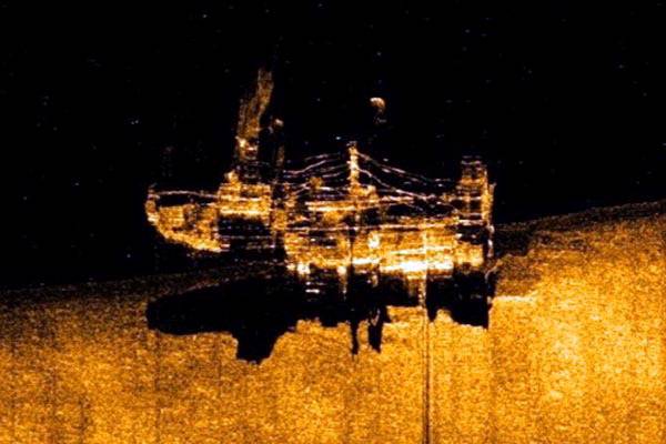 해경의 사이드 스캔 소나(측면주사음향측심기)로 촬영한 심해 80m 가량에 가라앉은 서경호. 국제신문 DB