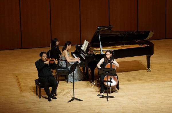 트리오 ‘피아체’의 공연 모습.  아트뱅크코레아 제공