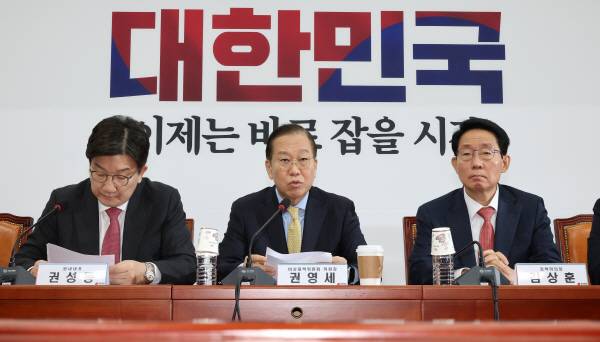 국민의힘 권영세 비상대책위원장(가운데)이 지난 14일 국회에서 열린 비상대책위원회 회의에서 발언하고 있다. 연합뉴스