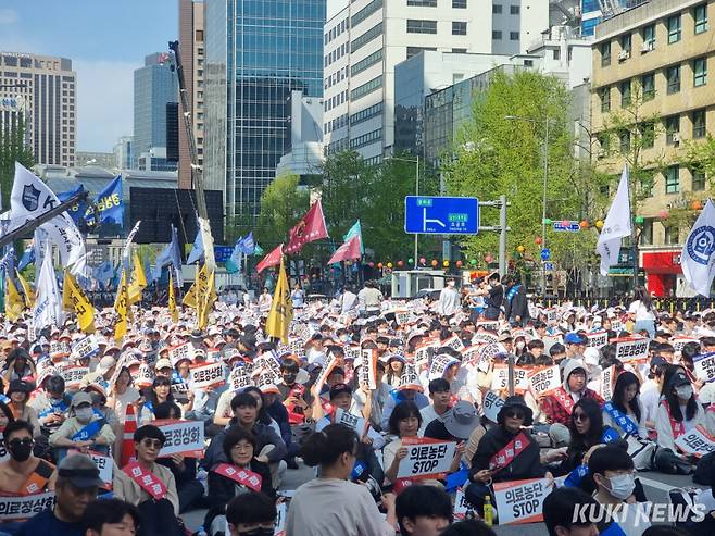 대한의사협회가 20일 오후 서울 중구 숭례문 일대에서 ‘의료 정상화를 위한 전국의사궐기대회’를 개최하고 있다. 신대현 기자