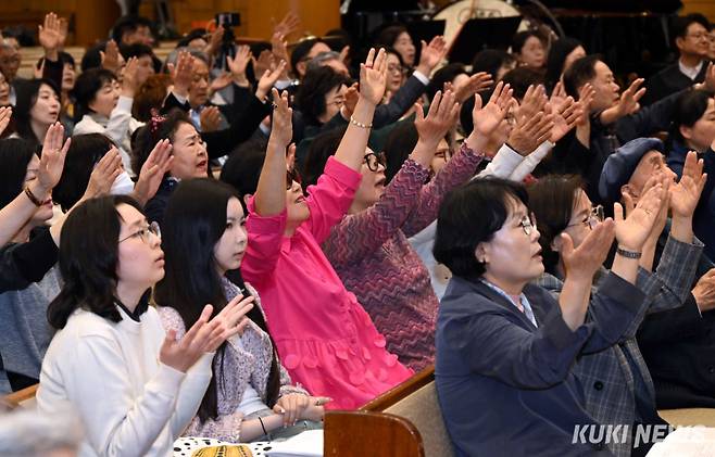 교인들이 20일 서울 강남구 광림교회에서 열린 '2025 부활절연합예배'에서 두 팔을 높이 들고 기도하고 있다.