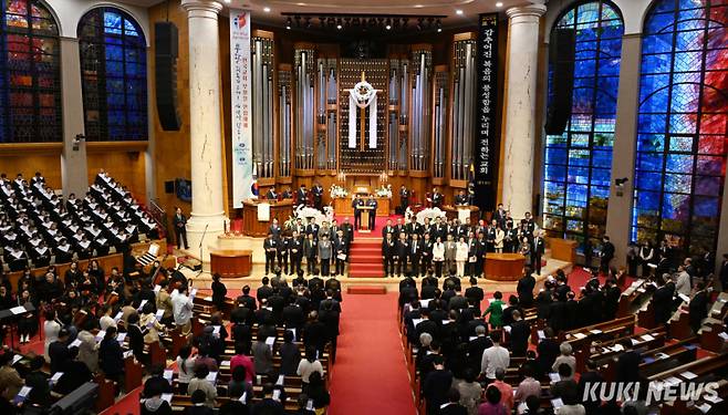 '부활절 선언문참석자들은 ‘한국교회 부활절연합예배 광림선언문’도 발표했다. 선언에는 “한국교회는 부활 신앙 위에 복음의 본질을 회복하고 분열과 갈등 속에 있는 사회에 치유와 희망의 길을 제시하겠다”면서 “공공성과 사회적 책임, 다음세대와의 동행을 통해 교회의 회복과 새로운 역사를 창조해 나가겠다”고 담았다. (사진=국민일보 제공)