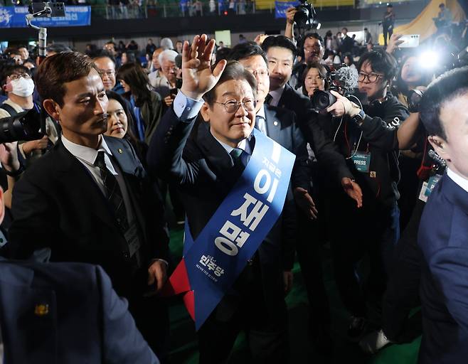 더불어민주당 이재명 대선 경선 후보가 19일 오후 충북 청주체육관에서 열린 '제21대 대통령선거 후보자 선출을 위한 충청권 합동연설회'에서 경선 결과 발표를 들은 뒤 인사하고 있다. 연합뉴스