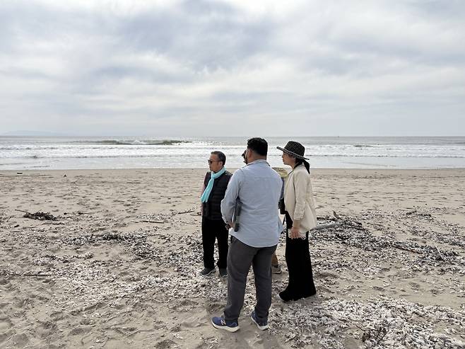 메리토 재단의 해안가 탐사 체험을 하고 있는 국립해양과학관 관계자들. 국립해양과학관 제공