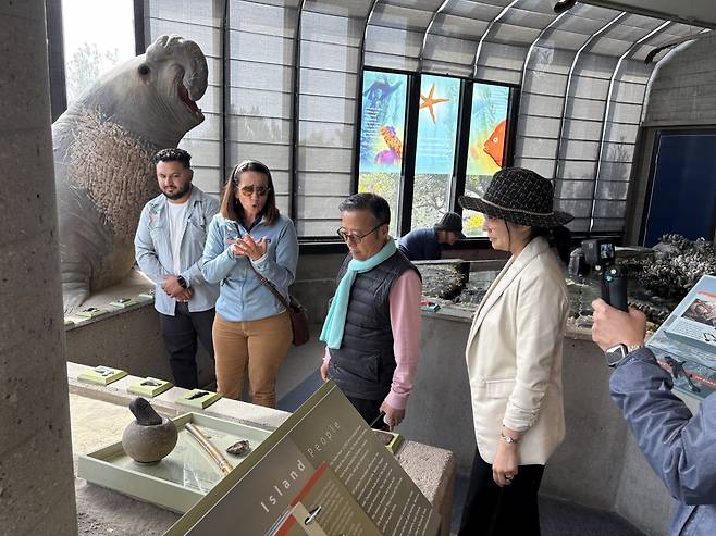 김의철 국립해양과학관장(오른쪽 두번째)이 메리토 재단의ㅏ 해양보호구역 전시관을 살펴보고 있다. 국립해양과학관 제공