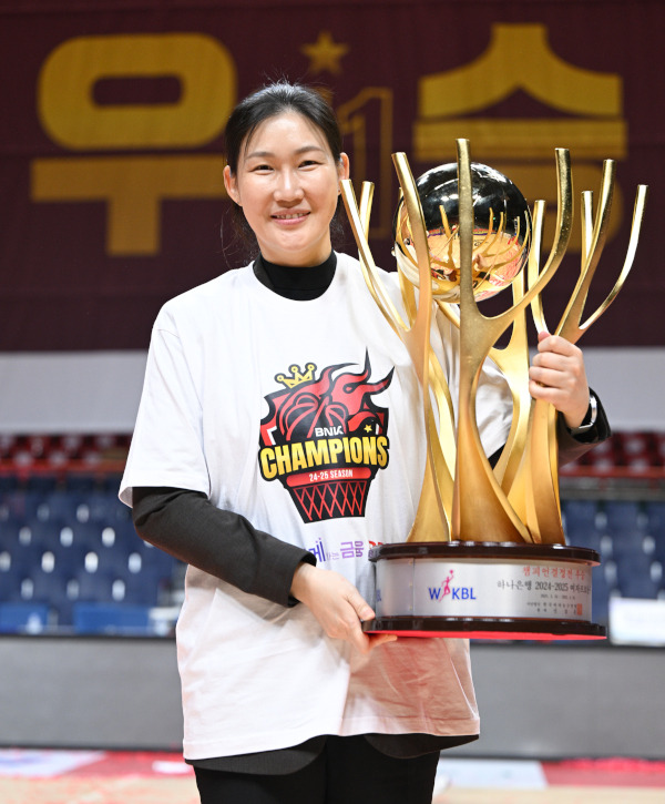 박정은 감독은 지난달 챔프전 우승 트로피를 따내며 WBKL에서 선수와 지도자로 모두 정상을 밟았다. WKBL 제공