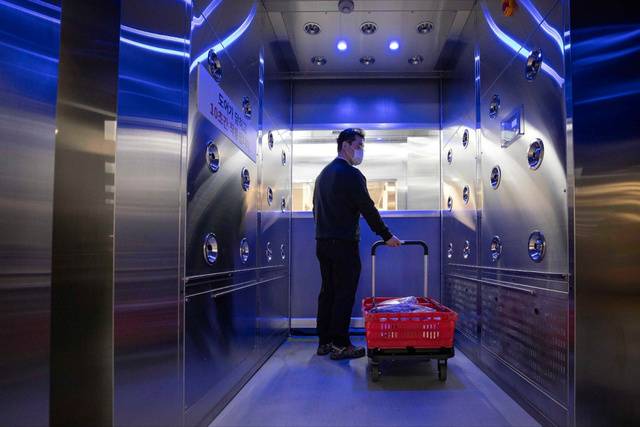 신세계마켓 내부로 식자재를 들여오기 위해선 고압 공기 분사 시스템으로 옷에 붙은 먼지와 이물질을 깨끗하게 털어내야 한다. 신세계백화점 제공