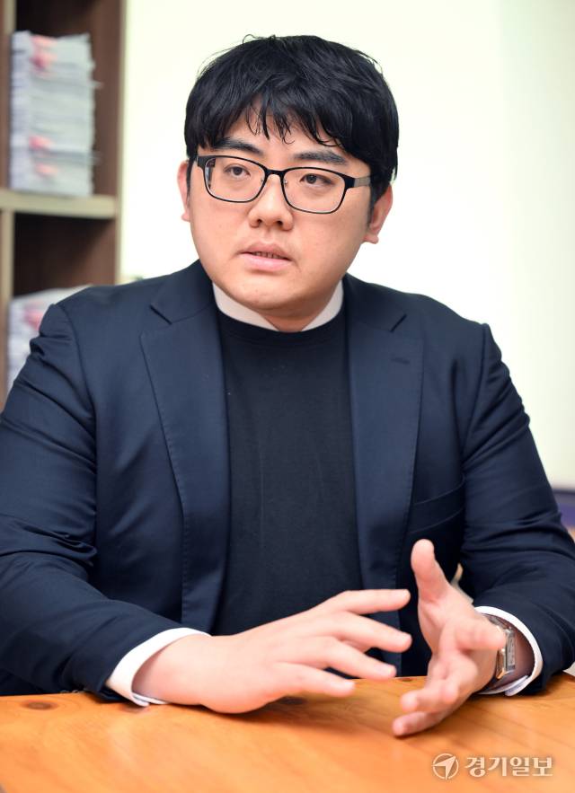 이재훈 인천지법 국선전담변호사가 인천 미추홀구 국선변호사 사무실에서 경기일보와 인터뷰하고 있다. 조병석기자