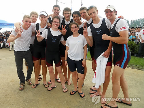 2011년 STX배 코리아 오픈 레가타 노비스 부문에서 3위를 차지한 옥스퍼드대학 조정팀. [연합뉴스 자료사진]