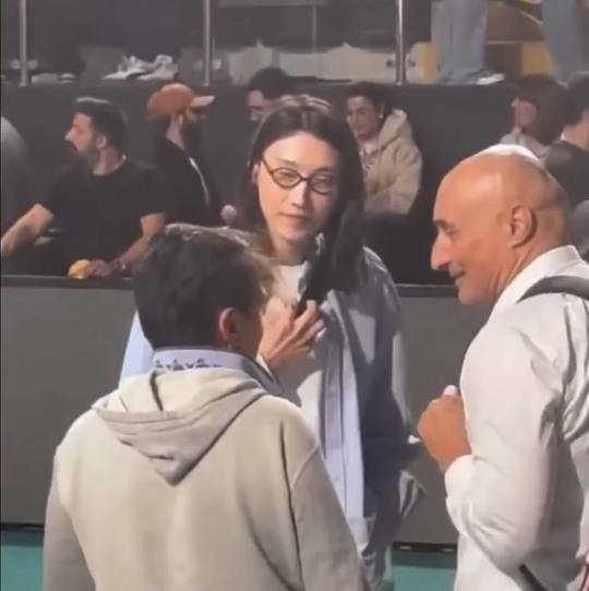 아본단자 페네르바체 감독(오른쪽)과 대화하는 김연경(중앙). 사진[연합뉴스]