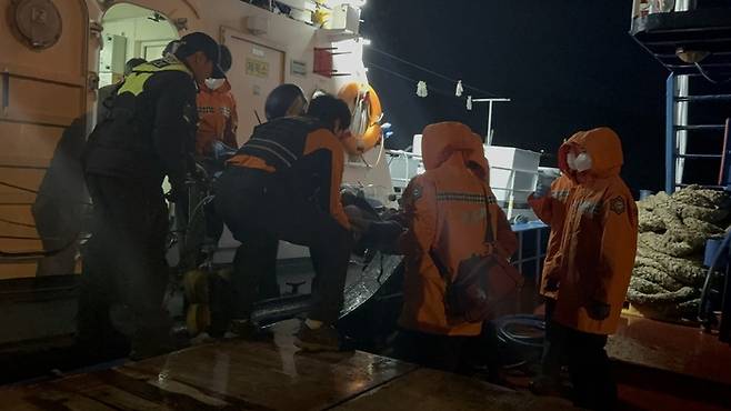 지난 19일 오후 전남 여수에서 해경이 복어를 먹고 중독 증세를 보인 관광객 3명을 긴급 이송해 119구급대에 인계하고 있다. [사진 제공=여수해경 제공]