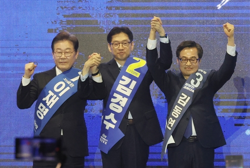 더불어민주당 대선 경선 후보인 (왼쪽부터) 이재명·김경수·김동연 후보가 20일 울산시 울주군 울산전시컨벤션센터에서 열린 ‘제21대 대통령선거 후보자 선출을 위한 영남권 합동연설회’에서 당원들에게 인사하고 있다. [사진 출처 = 연합뉴스]