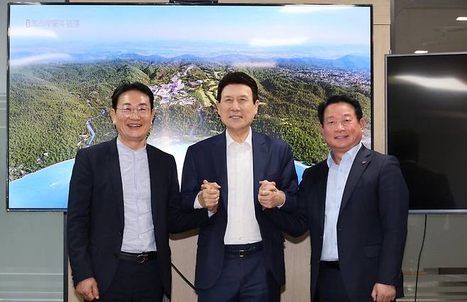 지난 16일 서울 모나용평 사무실에서 이정협 중원 회장, 이강덕 포항시장, 임학운 코스타밸리 모나용평 대표(왼쪽부터)가 코스타밸리 관광휴양지구 조성 협력 방안을 논의한 후 기념촬영을 하고 있다. 포항시