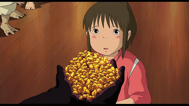 사금을 주겠다는 가오나시의 제안을 치히로는 거절한다. 애초 자기 것이 아니기 때문이다. 금을 받기 위해 간도 쓸개도 다 빼줄 것처럼 구는 어른들과 대조되는 부분이다. [출처=IMDb]