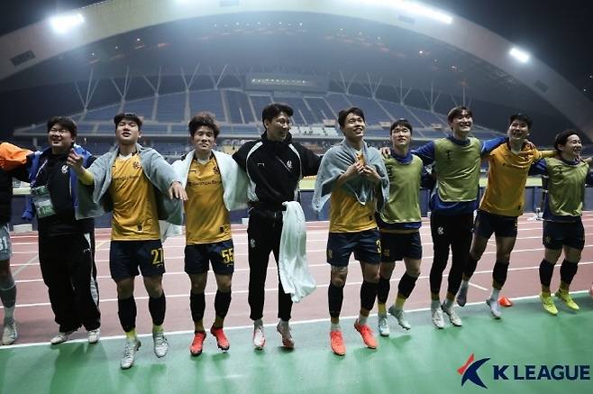 ACLE 16강전에서 일본 J1리그 2연패를 달성하고, 올 시즌엔 3연패에 도전 중인 비셀 고베를 제압한 광주 FC 선수들. 사진=한국프로축구연맹