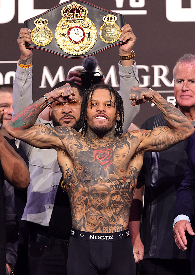 세계복싱협회 라이트급 챔피언 저본타 데이비스가 2024년 6월 미국 네바다주 라스베이거스 MGM 그랜드가든 아레나에서 타이틀 6차 방어전 계체를 통과하고 있다. 사진=Getty Images=연합뉴스 제공