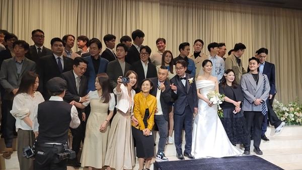 심현섭과 정영림은 20일 낮 12시, 서울 종로구의 한 예식장에서 공개 결혼식을 올렸다. 지난해 TV조선 ‘조선의 사랑꾼’을 통해 연인으로 발전해 많은 축하를 받은 두 사람은, 이날 많은 연예계 동료들의 응원 속에 웨딩마치를 울렸다. 사진=심현섭 지인