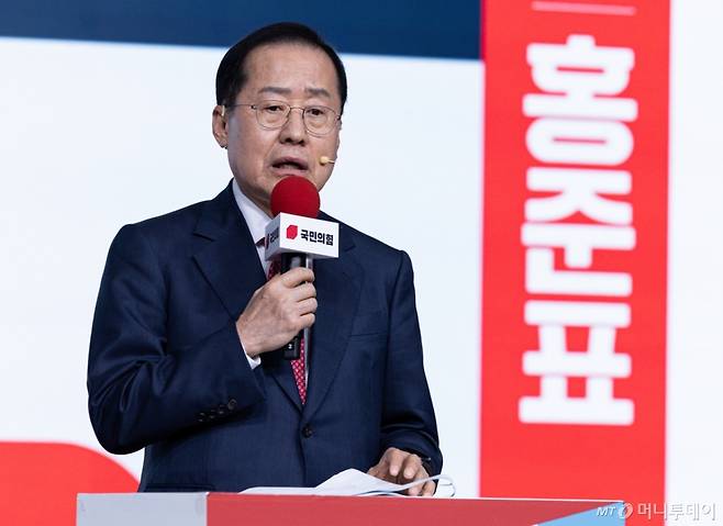 [서울=뉴시스] 국회사진기자단 = 홍준표 국민의힘 경선 후보가  18일 오후 서울 강서구 ASSA아트홀에서 열린 국민의힘 '제21대 대통령후보자 1차 경선 비전대회'에서 비전을 발표하고 있다. 2025.04.18. photo@newsis.com /사진=고승민