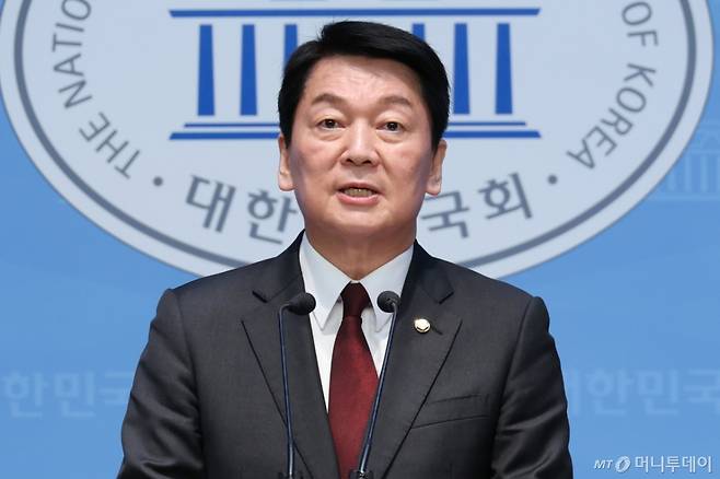 (서울=뉴스1) 이광호 기자 = 국민의힘 대선 경선 후보인 안철수 의원이 20일 오전 서울 여의도 국회 소통관에서 현안 관련 기자회견을 하고 있다. 2025.4.20/뉴스1  Copyright (C) 뉴스1. All rights reserved. 무단 전재 및 재배포,  AI학습 이용 금지. /사진=(서울=뉴스1) 이광호 기자