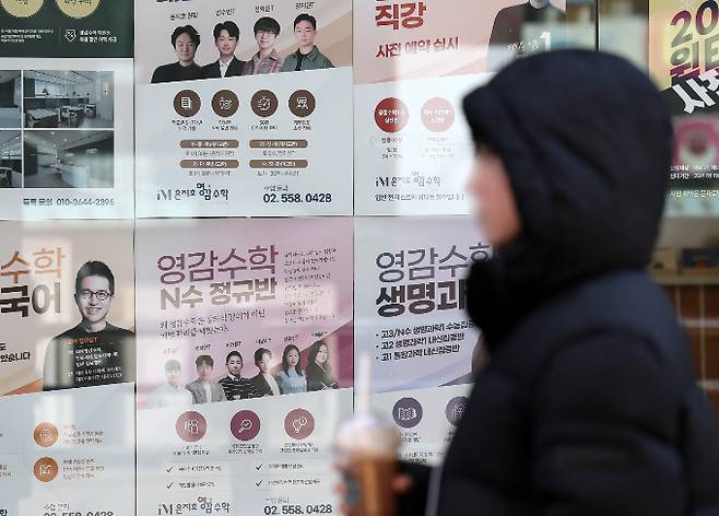 상위권 학생들의 이과 쏠림 현상으로 문과 전향 수험생 비율이 늘어나고 있다. 사진은 서울 강남구 대치동 학원가의 모습. /사진=뉴스1