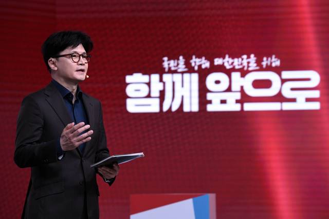 한동훈 국민의힘 대선 경선 후보가 18일 서울 강서구 ASSA아트홀에서 열린 국민의힘 ‘제21대 대통령후보자 1차 경선 비전대회’에서 비전을 발표하고 있다. 연합뉴스(국회사진기자단)