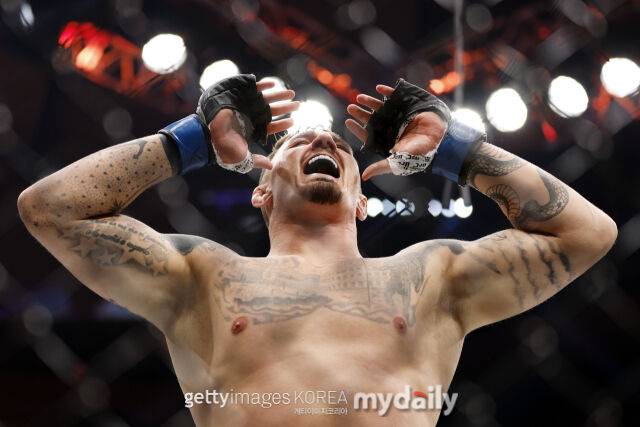 아스피날이 UFC 295에서 파블로비치를 격파한 뒤 소리를 지르고 있다. /게티이미지코리아