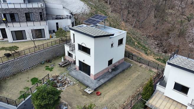 경기도 안성시 원곡면 지문리 2층 단독 주택의 모습. [이건욱 PD]