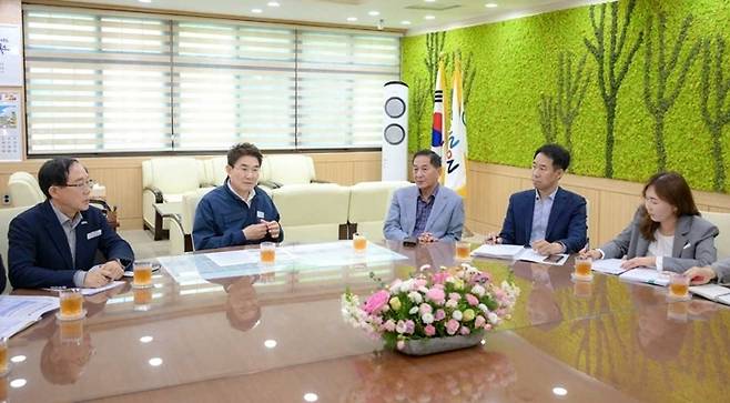 순천 송보아파트 입주민들이 18일 노관규 순천시장(왼쪽 두번째)을 만나 분양 전환 과정에서의 일부 세대 피해를 호소하고 있다.