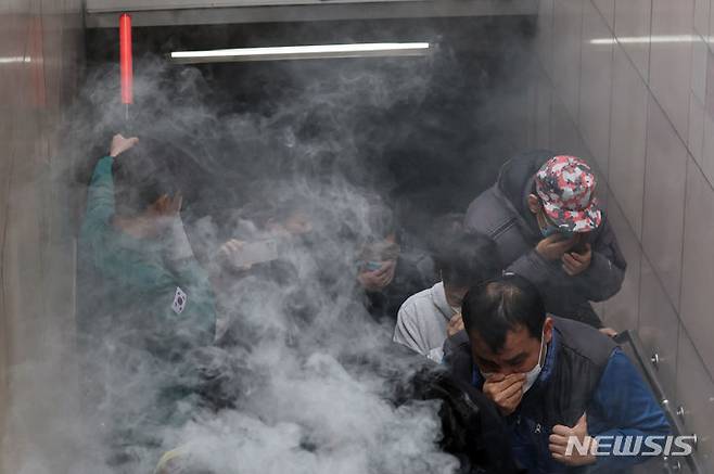 [부산=뉴시스] 하경민 기자 = 6일 부산 부산진구 도시철도 2호선 부암역에서 열린 화재대피 민방위 훈련에 참가한 시민들이 연기를 피해 긴급 대피하고 있다. 사진은 기사 내용과 직접적인 관련 없음. 2024.03.06. yulnetphoto@newsis.com