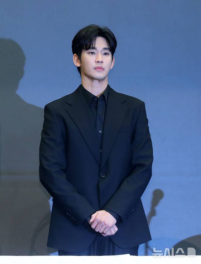 [서울=뉴시스] 김혜진 기자 = 배우 김수현이 31일 오후 서울 마포구 스탠포드호텔에서 기자회견에서 인사하고 있다. 2025.03.31. jini@newsis.com