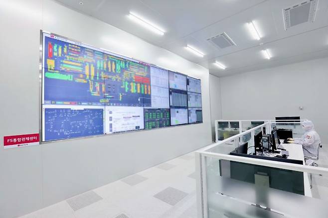 [구미=뉴시스]경북 구미 '드림 팩토리' 내 라인 모니터링 시스템(LMS)이 갖춰진 통합관제실. 이곳에서 FC-BGA 생산 현황을 한눈에 파악할 수 있다. (사진=LG이노텍 제공) 2025.04.17. photo@newsis.com *재판매 및 DB 금지