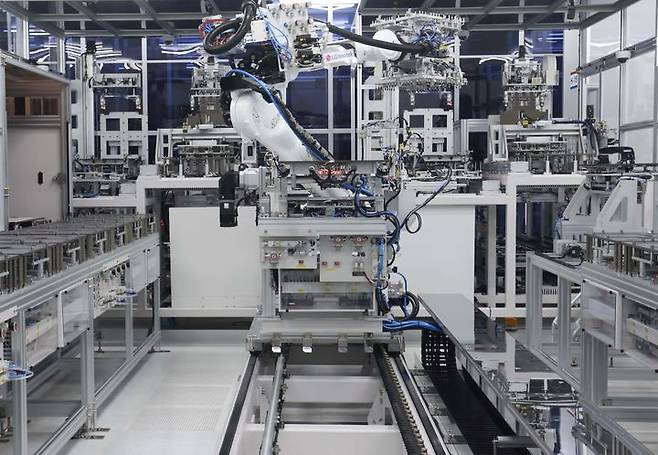 [구미=뉴시스]고객이 요구한 스펙(두께, 크기 등)에 맞게 제품이 구현됐는지 검사하는 과정. (사진=LG이노텍 제공) 2025.04.17. photo@newsis.com *재판매 및 DB 금지