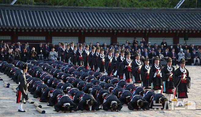 [서울=뉴시스] 김선웅 기자 = 20일 서울 종로구 종묘에서 신주 환안으로 종묘 정전 보수가 모두 완료 되었음을 고하는 제사 고유제가 진행되고 있다. 2025.04.20. mangusta@newsis.com