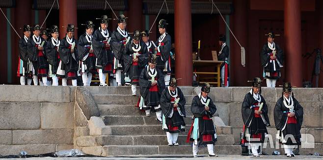 [서울=뉴시스] 김선웅 기자 = 20일 서울 종로구 종묘에서 신주 환안으로 종묘 정전 보수가 모두 완료 되었음을 고하는 제사 고유제가 진행되고 있다. 2025.04.20. mangusta@newsis.com