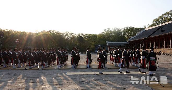 [서울=뉴시스] 김선웅 기자 = 20일 서울 종로구 종묘에서 신주 환안으로 종묘 정전 보수가 모두 완료 되었음을 고하는 제사 고유제가 진행되고 있다. 2025.04.20. mangusta@newsis.com