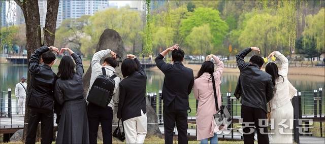 대구 수성문화재단이 주최한 단체 미팅 프로그램 참가자들. 조별로 수성못을 한 바퀴 돌며 서로를 알아갔다.