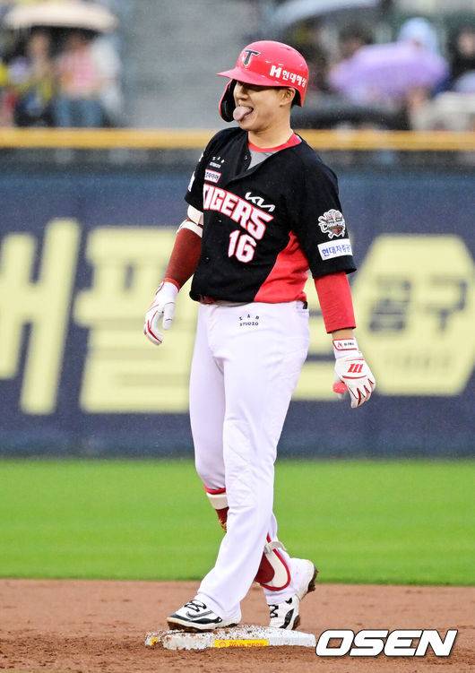 [OSEN=잠실, 지형준 기자] 19일 오후 서울 잠실구장에서 2025 신한 SOL뱅크 KBO리그 두산 베어스와 KIA 타이거즈의 경기가 열렸다.이날 두산은 최원준, KIA는 아담 올러를 선발로 내세웠다.4회초 2사 1,2루에서 KIA 최원준이 1타점 우전 적시타를 날리며 기뻐하고 있다. 2025.04.19 / jpnews@osen.co.kr