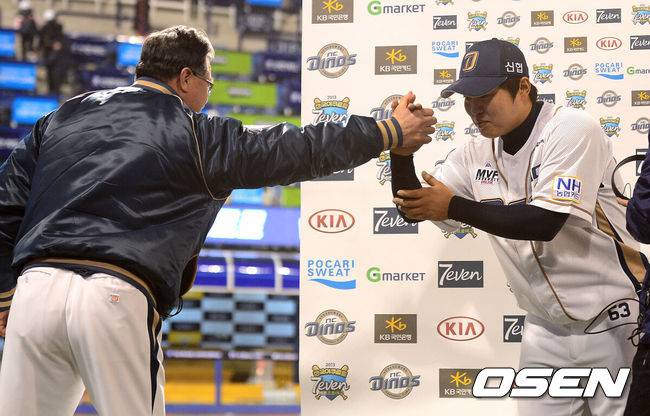 [OSEN=창원, 지형준 기자] NC가 13일 창원 마산야구장에서 열린 ‘2013 한국야쿠르트 세븐 프로야구’ SK와의 경기에서 4회 터진 권희동의 3점 홈런을 앞세워 4-1로 이겼다. 마산 홈에서 첫 승리를 신고한 김경문 NC 감독이 권희동과 승리 하이파이브를 하고 있다. 2013.04.13 /jpnews@osen.co.kr