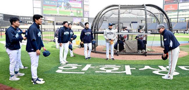 [OSEN=대전, 최규한 기자] 18일 오후 대전 한화생명 볼파크에서 ‘2025 신한 SOL Bank KBO리그’ 한화 이글스와 NC 다이노스의 경기가 열린다. 경기를 앞두고 한화 김경문 감독과 NC 서재응 수석코치를 비롯한 코치진이 인사를 나누고 있다. 2025.04.18 / dreamer@osen.co.kr