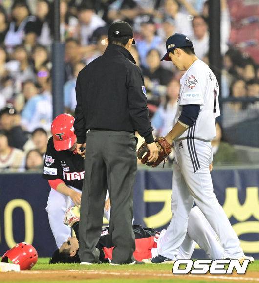 [OSEN=잠실, 김성락 기자] 18일 오후 서울 잠실야구장에서 2025 신한 SOL Bank KBO리그 두산 베어스와 KIA 타이거즈의 경기가 열린다.이날 두산은 콜어빈, KIA는 윤영철을 선발로 예고했다.6회초 무사 1루 KIA 김선빈이 희생번트를 댄 후 1루로 진루하는 과정에서 수비하는 두산 2루수 박계범과 충돌, 고통스러워 하고 있다. 2025.04.18 / ksl0919@osen.co.kr