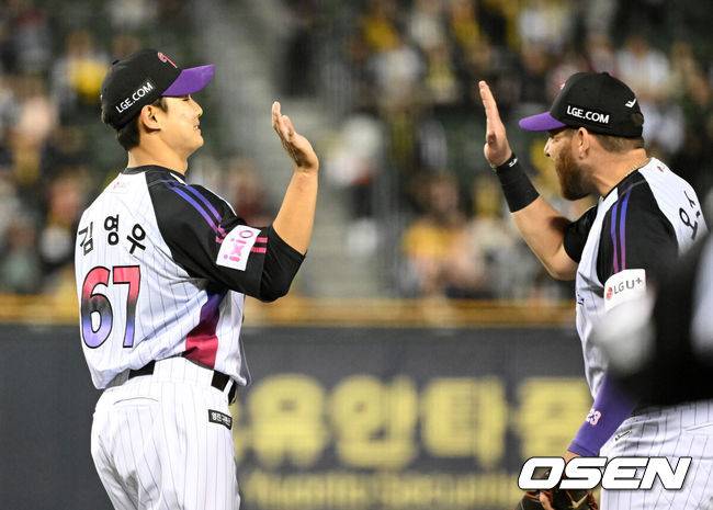 [OSEN=잠실, 이대선 기자] 프로야구 LG. 트윈스가 KIA 타이거즈를 꺾고 맞대결 8연패에서 벗어났다.&nbsp;LG는 4일 서울 잠실구장에서 열린&nbsp;2025 KBO리그&nbsp;KIA와 경기에서 8-2로 승리했다. LG는 지난해 6월 20일부터 이어진 KIA전 8연패 사슬을 끊어냈다.LG 김영우가 9회 2사 1루에서 KIA 최형우를 땅볼로 처리하고 환호하고 있다. 2025.04.04 /sunday@osen.co.kr